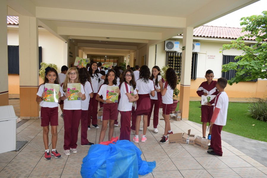 Col Gio M E Divina Provid Ncia Entrega Significativa Dos Livros Da